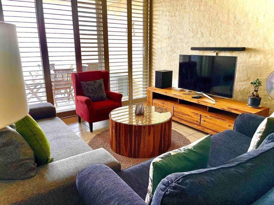 Modern And Stylish Pad With Stunning Ocean View *